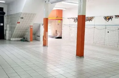 Salão com 225m², 4 banheiros e copa. 4 vagas para estacionar em frente ao salão.