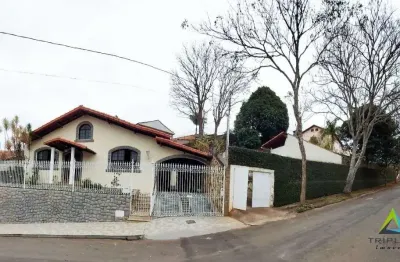 Casa 4 quartos com suíte, 2 salas e ampla área externa com quintal em localização privilegiada no bom clima.