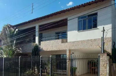 Casa 5 quartos, 2 suítes, 4 salas, cozinha ampla, varandas, quintal com  espaço gourmet e lindo paisagismo. linda vista e localizada em rua tranquila.