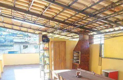 Excelente casa reformada, 2 quartos com suíte ampla, cozinha integrada, amplo terraço com churrasqueira e localização privilegiada próxima ao centro.
