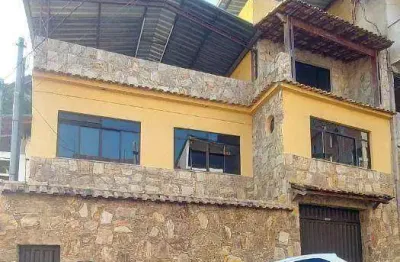 Casa ampla com 7 quartos, 3 suítes, dividida em 3 residências com 3 terraços, vista ampla, garagem. acesso rápido ao centro. oportunidade!