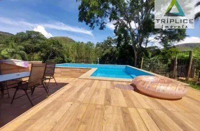 Casa 4 quartos com 2 suítes, salão 3 ambientes, área gourmet com piscina, quintal com horta e pomar. condomínio fechado em meio à natureza.