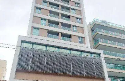 Apartamento quarto e sala com varanda, vaga livre numerada e elevador. localização privilegiada com acesso fácil a comércios. oportunidade!