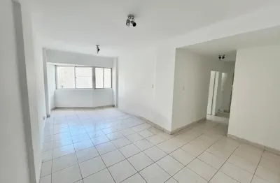 2 dormitórios com garagem, em frente á praia com vista lateral pro mar