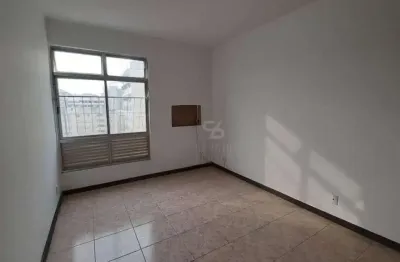 Apartamento amplo, 4 quartos / 1 suíte, quadra da praia, andar alto, vista parcial mar, 1 vaga