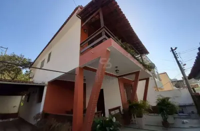 Casa duplex em rua fechada, 3 quartos, 1 suíte, closet e hidromassagem, churrasqueira, 3 vagas.