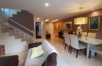 Casa em condomínio de 4 quartos, 2 suítes, closet, toda montada, finamente decorada.