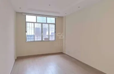 Apartamento de 2 quartos na quadra da praia de icaraí, vazio, armários.