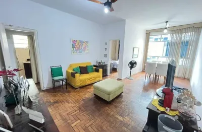 Apartamento com 3 quartos, todo amplo, quadra da praia.