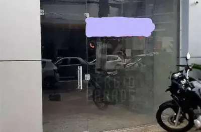Loja com 30 m², em rua de grande fluxo de veículos, com 2 banheiros e jirau.