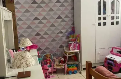 Apartamento de 2 quartos, 1 suíte com hidromassagem, todo reformado, amplo, junto ao colégio abel.