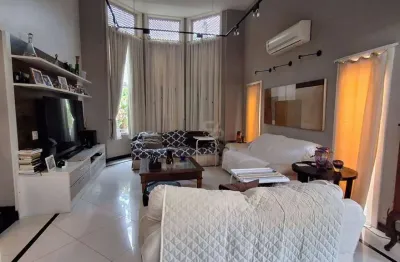 Casa duplex em itacoatiara, com 3 quartos sendo 3 suítes, hidromassagem, na segunda quadra da praia, 2 vagas cobertas.
