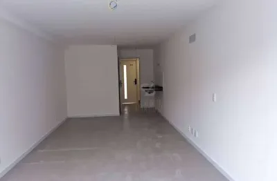 Apartamento tipo studio, no centro, próximo às barcas e ao plaza shopping. vazio.