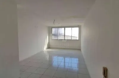 Sala comercial em frente à praça do rink, vazia, sol da manhã, 26 m².