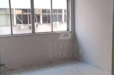 Apartamento 2 quartos com dependência no centro, junto à prefeitura.