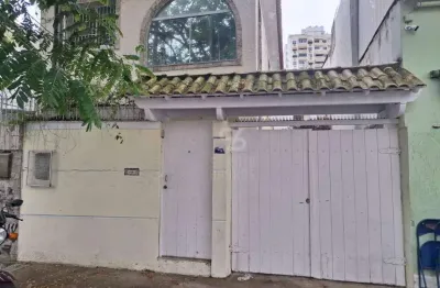 Casa térrea no centro, 3 quartos, reformada, pronta para morar, com garagem.