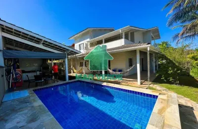 Casa alto padrão 4 dormitórios com piscina em condomínio fechado