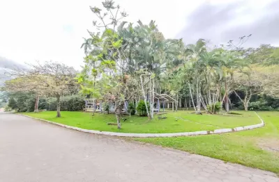 Casa com 4 lotes e 5 dormitórios e piscina em condomínio exclusivo no mar verde i