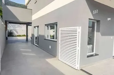 Sobrado espetácular 3 suítes com piscina em condomínio fechado