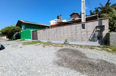 Casa localizada no bairro praia de armação à 100 metros da praia.