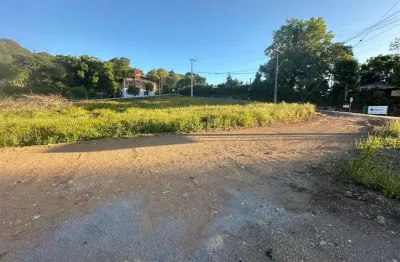 Amplo terreno de esquina com 1.621,64 m²,  de frente para a rodovia, e