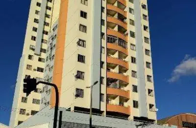 Excelente quarto e sala com vaga individual na principal avenida da cidade. Prédio com elevador e portaria.