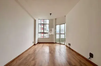 Apartamento quarto e sala com varanda e garagem no centro de juiz de fora