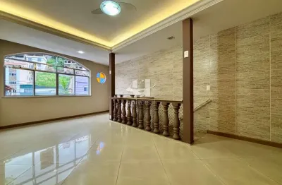 Casa no estilo Sobrado com Terraço e Acabamento Moderno no São Mateus