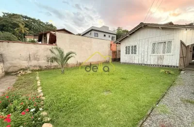 Casa de madeira  muito bem localizada entre os bairros iririú e saguaçu!