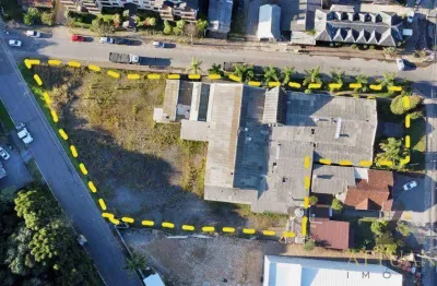 Amplo terreno em gramado (ótima oportunidade para construtor e investidor)