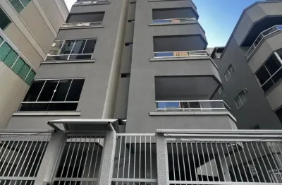 Apartamento de 2 dormitórios com 1 vaga de garagem na meia praia!