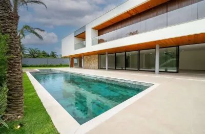 Mansão exclusiva em condomínio de alto padrão  - 1.235,51m² de terreno e 1.280m² de área construída