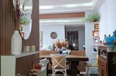 Apartamento reformado — 2 quartos + dependência completa | 81m² | andar alto