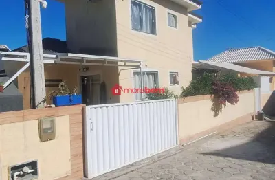 Casa em condomínio fechado com 2 quartos à venda na rua comandante ituriel, 05, fluminense, são pedro da aldeia, 85 m2 por r$ 370.000