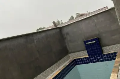 Casa em condomínio fechado com piscina e churrasqueira privativas