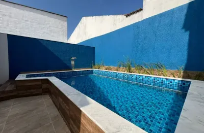 Linda casa na praia com piscina com cascata e área gourmet com churrasqueira