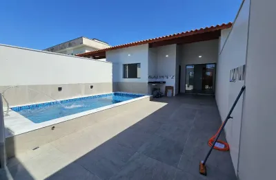 Linda casa na praia com ampla piscina e área gourmet coberta