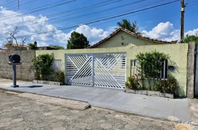 Linda casa na praia com área gourmet  e amplo quintal em lote inteiro