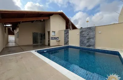 Linda casa de alto padrão com ampla piscina e área gourmet coberta