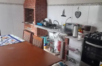 Linda casa na praia a menos de 100m do mar - 02 quartos, 02 banheiros - 02 vagas de garagem