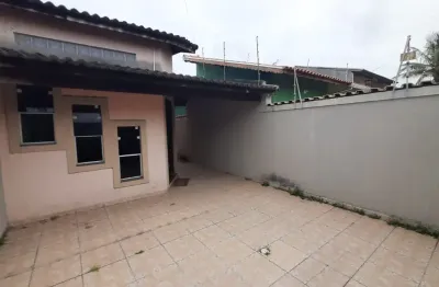 Oportunidade! casa na praia em rua pavimentada a menos de 500 metros do mar -  02 quartos -  02 banheiros - 02 vagas de garagem