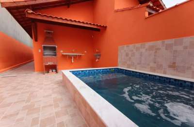 Casa na praia -  piscina e churrasqueira - 02 quartos e 06 vagas de garagem - aceita finaciamento por todos os bancos.