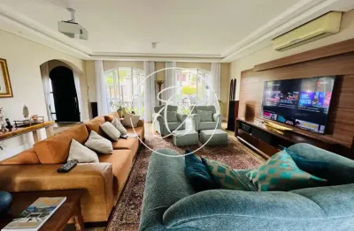 Casa espaçosa e elegante em terreno amplo no atiradores