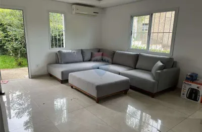 Casa de 2 quartos com amplo terreno e arvores frutíferas a venda em uma ótima localização