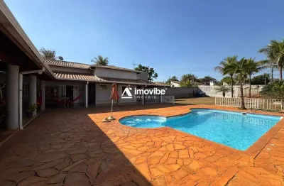 Chácara com piscina, 03 dormitórios, espaço gourmet e amplo quintal arborizado
