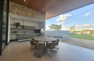 Casa em condomínio à venda com 03 suítes espaçosas, piscina e 1.008 m² de terreno.