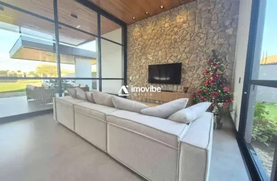 Casa em condomínio à venda com 03 suítes espaçosas, piscina e 1.008 m² de terreno.