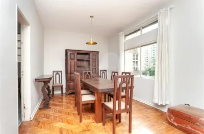 Oportunidade única no para reforma na melhor rua do bairro  220m² úteis 2 garagens.