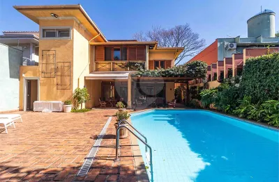 Casa assobradada na melhor rua do bairro, segurança 24h. bom gosto e fino acabamento.