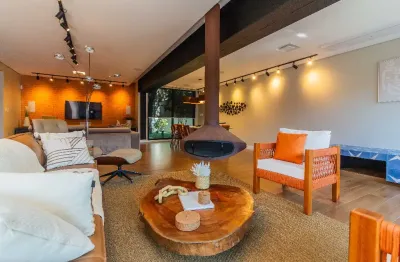 Casa à venda em alto de pinheiros reformada com 4 suítes.